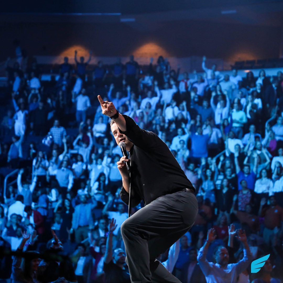 What to Look for in a Keynote Speaker for a Leadership Conference